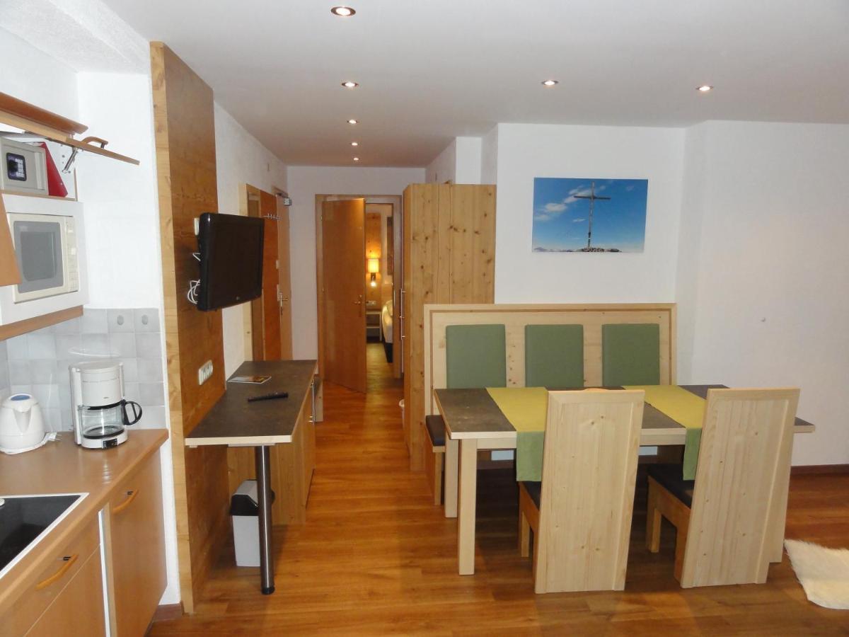 Haus Raetia Apartment Serfaus Ruang foto