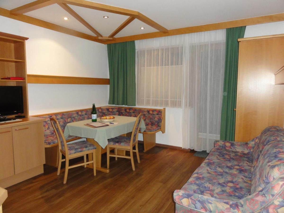 Haus Raetia Apartment Serfaus Ruang foto